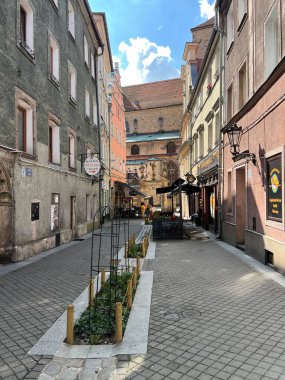 Klodzko, Polonya, 3 Eylül 2025: Polonya 'nın Klodzko kentindeki pazar meydanı yakınlarındaki eski kasaba.