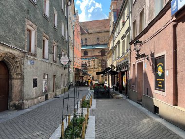 Klodzko, Polonya, 3 Eylül 2025: Polonya 'nın Klodzko kentindeki pazar meydanı yakınlarındaki eski kasaba.