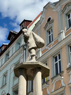 Klodzko, Polonya, 3 Eylül 2025: Polonya 'nın Klodzko kentindeki Boleslaw Chrobry Meydanı Pillory.