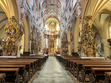 Klodzko, Polonya, 3 Eylül 2025: Polonya 'nın Klodzko kentinde Kutsal Bakire Meryem' in Varsayımı Kilisesi. İç taraf, ana kapı, yan sunak görünür..