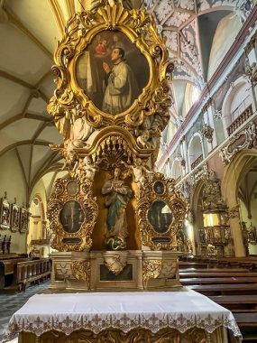 Klodzko, Polonya, 3 Eylül 2025: Polonya 'nın Klodzko kentinde Kutsal Bakire Meryem' in Varsayımı Kilisesi. İç taraftaki sunaklardan biri (muhtemelen St. Aloysius Gonzaga).