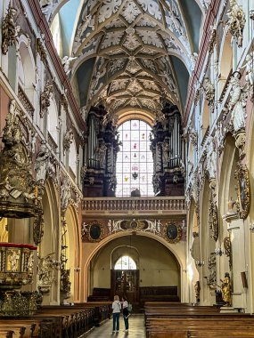 Klodzko, Polonya, 3 Eylül 2025: Polonya 'nın Klodzko kentinde Kutsal Bakire Meryem' in Varsayımı Kilisesi. İç mekan, koro dairesinde org..