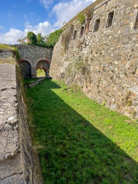 Klodzko Kalesi 'nin taş ve tuğladan yapılmış eski, kalın duvarları..