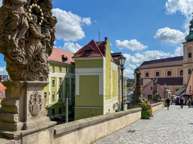 Klodzko, Polonya, 3 Eylül 2025: St. John Köprüsü ve Meryem Ana Kilisesi. Klodzko, Polonya 'daki Fransisken Manastırı.