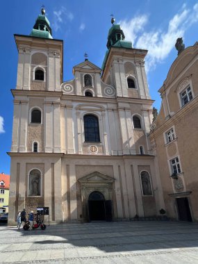 Klodzko, Polonya, 3 Eylül 2025: Polonya 'nın Klodzko kentindeki Our Lady of the Lady of the Rosary ve Fransisken Manastırı. 2024 'teki selin kanıtları duvarlarda görülüyor..
