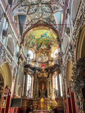 Klodzko, Polonya, 3 Eylül 2025: Polonya 'nın Klodzko kentinde Kutsal Bakire Meryem' in Varsayımı Kilisesi. İç kısım, ana gövde..