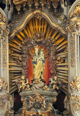 Klodzko, Polonya, 3 Eylül 2025: Polonya 'nın Klodzko kentinde Kutsal Bakire Meryem' in Varsayımı Kilisesi. Ana sunakta çocuklu Bakire Meryem heykeli..