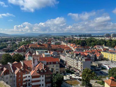Klodzko, Polonya, 3 Eylül 2025: Polonya 'daki Klodzko Panoraması, Klodzko Kalesi' nden görüldü. Diğer şeylerin yanı sıra, Kutsal Bakire Meryem Varsayımı Kilisesi..