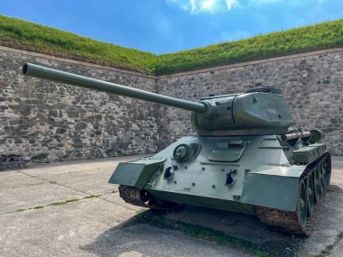 Polonya 'daki Klodzko Kalesi' nin içinde 2. Dünya Savaşı 'ndan kalma T-34-85 tankı olan bir meydan..