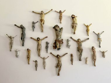 Rudy, Polonya, 1 Temmuz 2025: Rudy, Polonya 'da manastır ve saray kompleksi. Saray bölümü. Duvarda İsa 'nın haçlardan (çarmıhlar) çeşitli figürleri asılı..