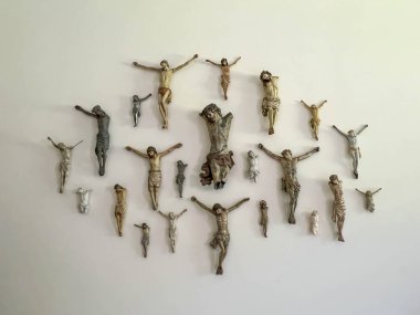 Rudy, Polonya, 1 Temmuz 2025: Rudy, Polonya 'da manastır ve saray kompleksi. Saray bölümü. Duvarda İsa 'nın haçlardan (çarmıhlar) çeşitli figürleri asılı..