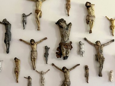 Rudy, Polonya, 1 Temmuz 2025: Rudy, Polonya 'da manastır ve saray kompleksi. Saray bölümü. Duvarda İsa 'nın haçlardan (çarmıhlar) çeşitli figürleri asılı..