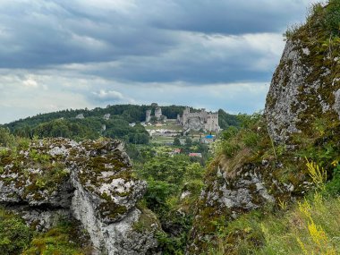 Polonya 'daki Ogrodzieniec yakınlarında Podzamcze' deki Birow Dağı 'ndan Ogrodzieniec Kalesi' nin manzarası.