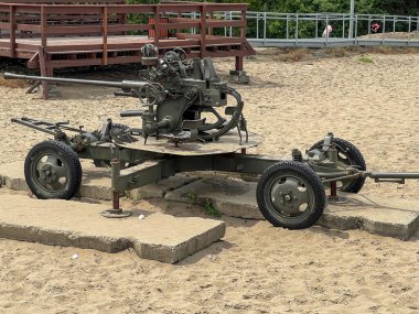 Klucze, Polonya, 4 Temmuz 2025: Klucze, Polonya 'da Bledowska Çölü' nde sergilenen 85 mm 'lik eski bir top.