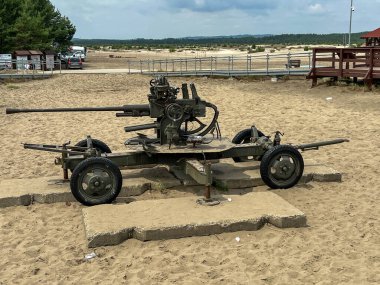 Klucze, Polonya, 4 Temmuz 2025: Klucze, Polonya 'da Bledowska Çölü' nde sergilenen 85 mm 'lik eski bir top.