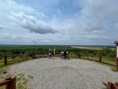 Polonya 'nın başkenti Klucze' deki Bledowska Çölü 'ne bakan Çek Cumhuriyeti Tepesi' ne bakış açısı.