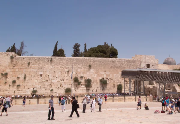 JERUSALEM - Juli 15: Jewish prayers and pilgrims beside Western — Stock Photo, Image