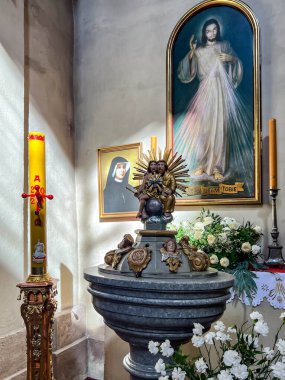 Kutsal Bakire Meryem 'in Ziyareti Bazilikası, Wambierzyce Mabedi, Aileler Kraliçesi, Klodzko Bölgesi' nin Patroniçesi. Vaftizsel yazı tipi ve merhametli İsa 'nın resmi.