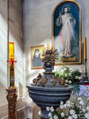 Wambierzyce, Polonya, 4 Eylül 2025: Kutsanmış Bakire Meryem Bazilikası, Wambierzyce Mabedi, Aileler Kraliçesi. Ana sunağın iç dekoratif tabanı..