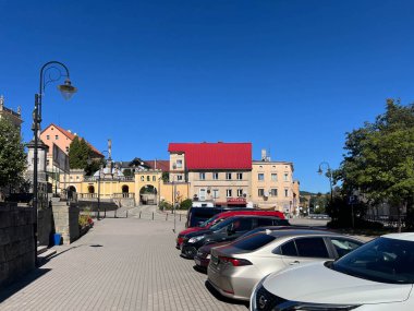 Wambierzyce, Polonya, 4 Eylül 2025: Kutsanmış Bakire Meryem Bazilikası 'nda süvarilik, Wambierzyce, Polonya Sığınağı. Tapınak kapısı ve İstasyonlar 9, 12, 12a, ve 58a, Marian Sütunu.