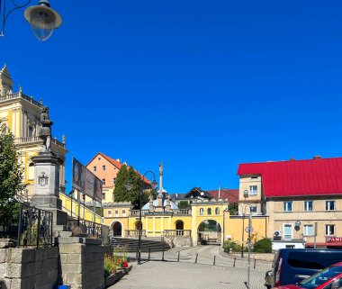 Wambierzyce, Polonya, 4 Eylül 2025: Kutsanmış Bakire Meryem Bazilikası 'nda süvarilik, Wambierzyce, Polonya Sığınağı. Tapınak kapısı ve İstasyonlar 9, 12, 12a, ve 58a, Marian Sütunu.