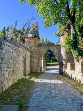 Polonya 'nın Stolowe Dağları, Szczytna' daki Szczytnik 'teki Orman Kaya Şatosu. Kalenin kapısı, kalenin manzarası..