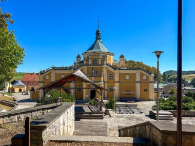 Kutsal Bakire Meryem 'in Ziyareti Bazilikası, Wambierzyce Mabedi, Aileler Kraliçesi, Klodzko Bölgesi' nin Patroniçesi. Sunaktan görünüm.