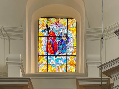 Chelm, Polonya, 30 Haziran 2025: Polonya 'nın Chelm şehrinde Meryem Ana' nın Doğumu Bazilikası. Ana sunağın üzerinde lekeli camlar var..