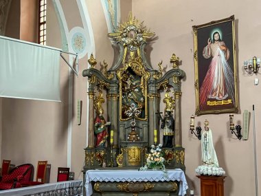 Lewin Klodzki, Polonya, 5 Eylül 2025: Lewin Klodzki, Polonya 'daki Aziz Michael Kilisesi. Kilisenin içinde sunak var..