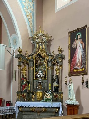 Lewin Klodzki, Polonya, 5 Eylül 2025: Lewin Klodzki, Polonya 'daki Aziz Michael Kilisesi. Kilisenin içinde sunak var..