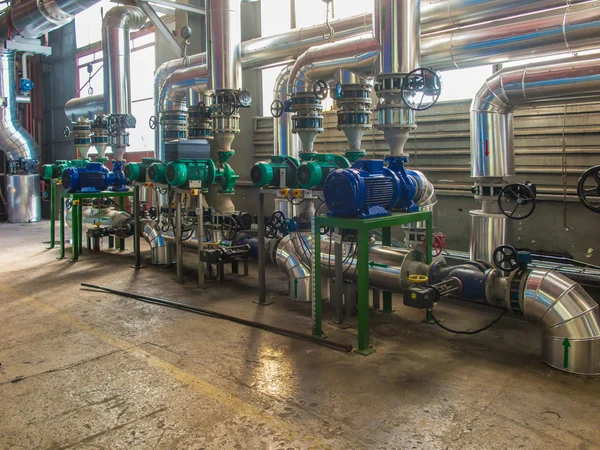 Pumpar, ventiler och rörsystem varmt och kallt vatten — Stockfoto
