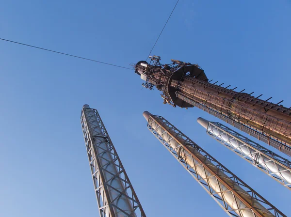 푸른 하늘 배경 4 강철 굴뚝 — 스톡 사진