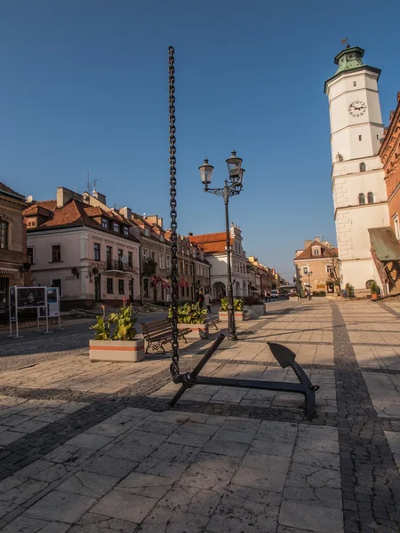 Якір і ланцюг, ховаючись в небо. Центральна площа. Пісок — стокове фото