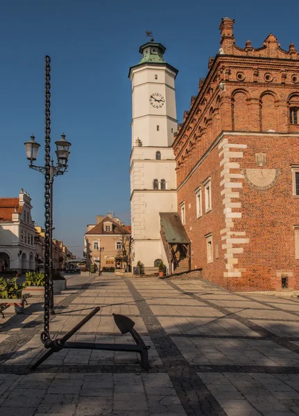 Якір і ланцюг, ховаючись в небо. Центральна площа. Пісок — стокове фото