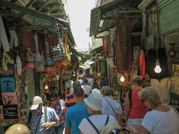 Jerusalem, Israel - 13 juli 2015: Smala sten gatan bland sta — Stockfoto