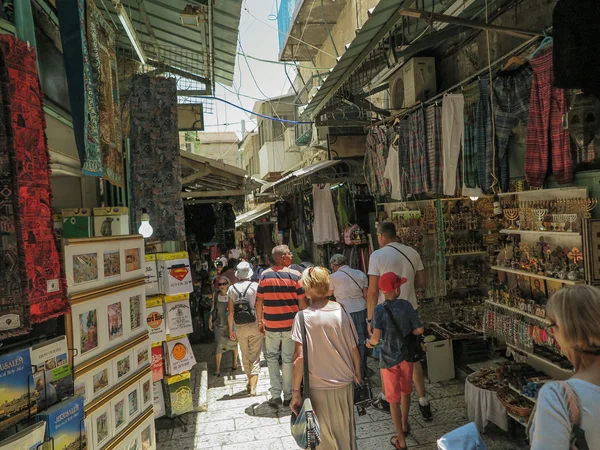 JERUSALEM, ISRAEL - 13 DE JULIO DE 2015: Calle de piedra estrecha entre el personal — Foto de Stock