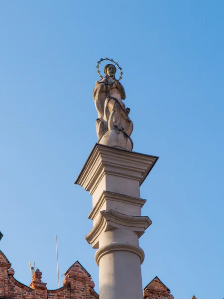 Статуя Девы Марии на рынке в Сандомире — стоковое фото