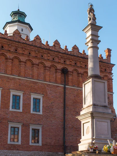 Sandomierz piyasada Meryem Ana heykeli — Stok fotoğraf