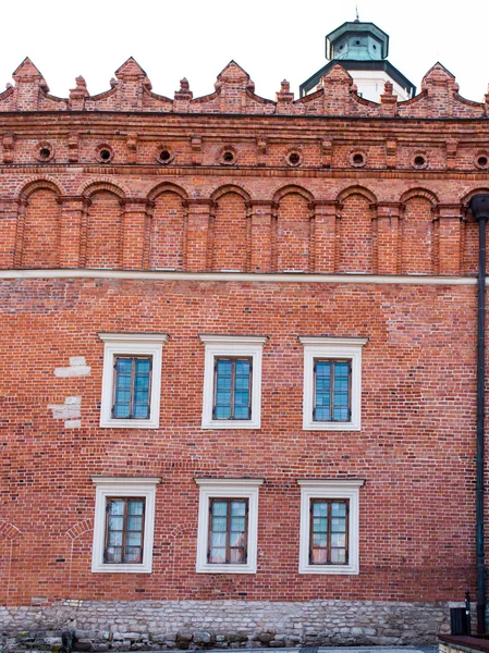 Een fragment van de historische bakstenen gebouw op de markt in Sando — Stockfoto