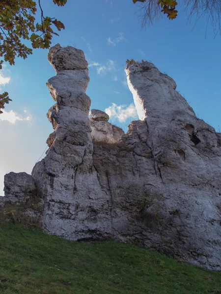 Практиковать скалолазание на скалах Юры в Огродзенце — стоковое фото