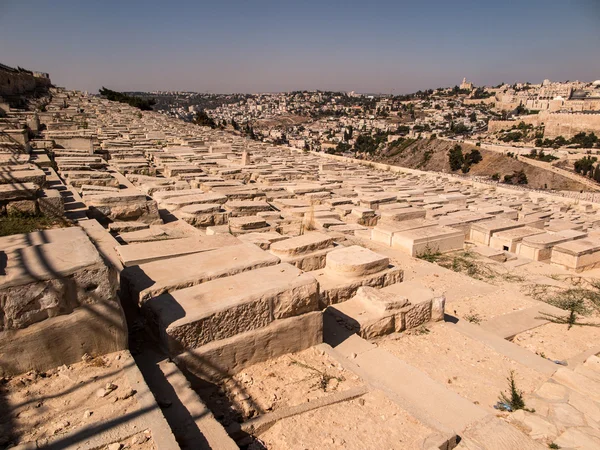 Jeruzalém, Izrael - 13 července 2015: Staré židovské hroby na Olivové hoře v Jeruzalémě, — Stock fotografie