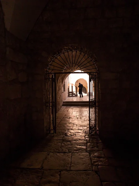 Parler au téléphone devant la synagogue — Photo