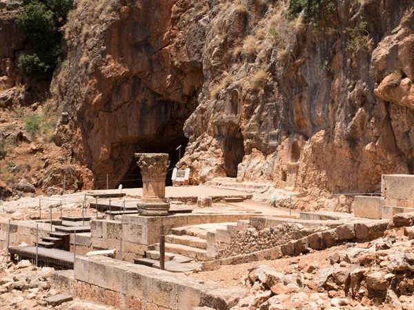 Hermon Nehri'nin doğal rezervasyonunuzu yaparken mimari eski eserler