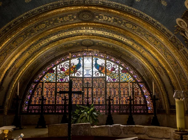 MOUNT TABOR, ISRAEL, July 10, 2015: Ornate stained with peacocks — Stock Photo, Image