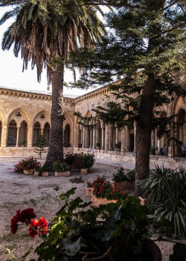 Zeytin Dağı üzerinde Pater Noster Kilisesi avluda Gotik koridor. İsrail