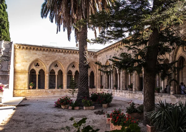 Den gotiska korridoren av atrium i kyrkan av Pater Noster på Oljeberget. Israel — Stockfoto