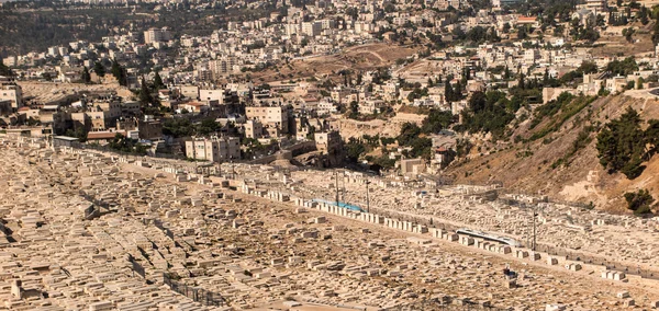 Древние еврейские могилы на оливковой горе в Иерусалиме , — стоковое фото