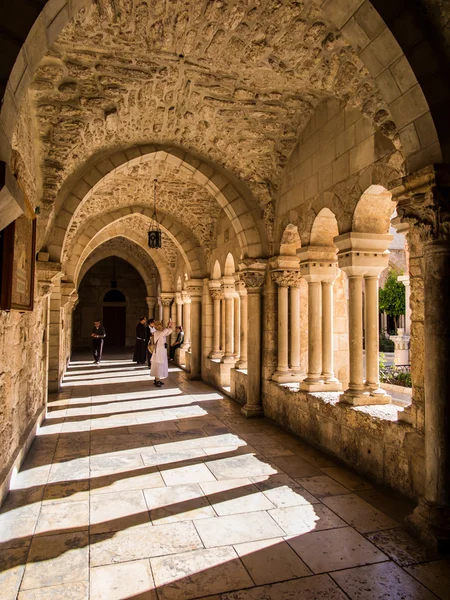 BETHLEHEM, ISRAEL - 12 de julio de 2015: El corredor gótico del atrio —  Fotos de Stock