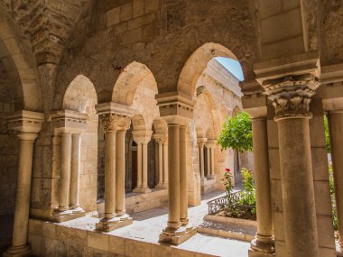 Bethlehem, İsrail - 12 Temmuz 2015: Atrium Gotik koridor