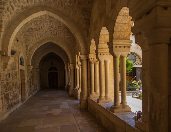 Bethlehem, İsrail - 12 Temmuz 2015: Atrium Gotik koridor — Stok fotoğraf